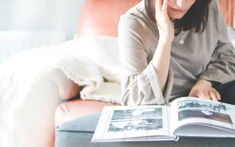 Mujer que tiene olvido de recuerdos