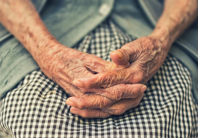 La soledad no deseada podría ser un factor de riesgo para el párkinson