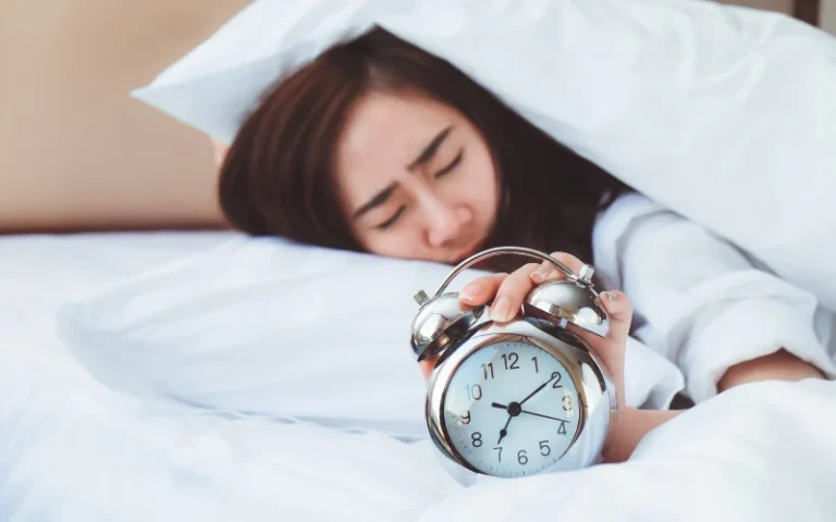 Por qué nos despertamos antes de que suene la alarma